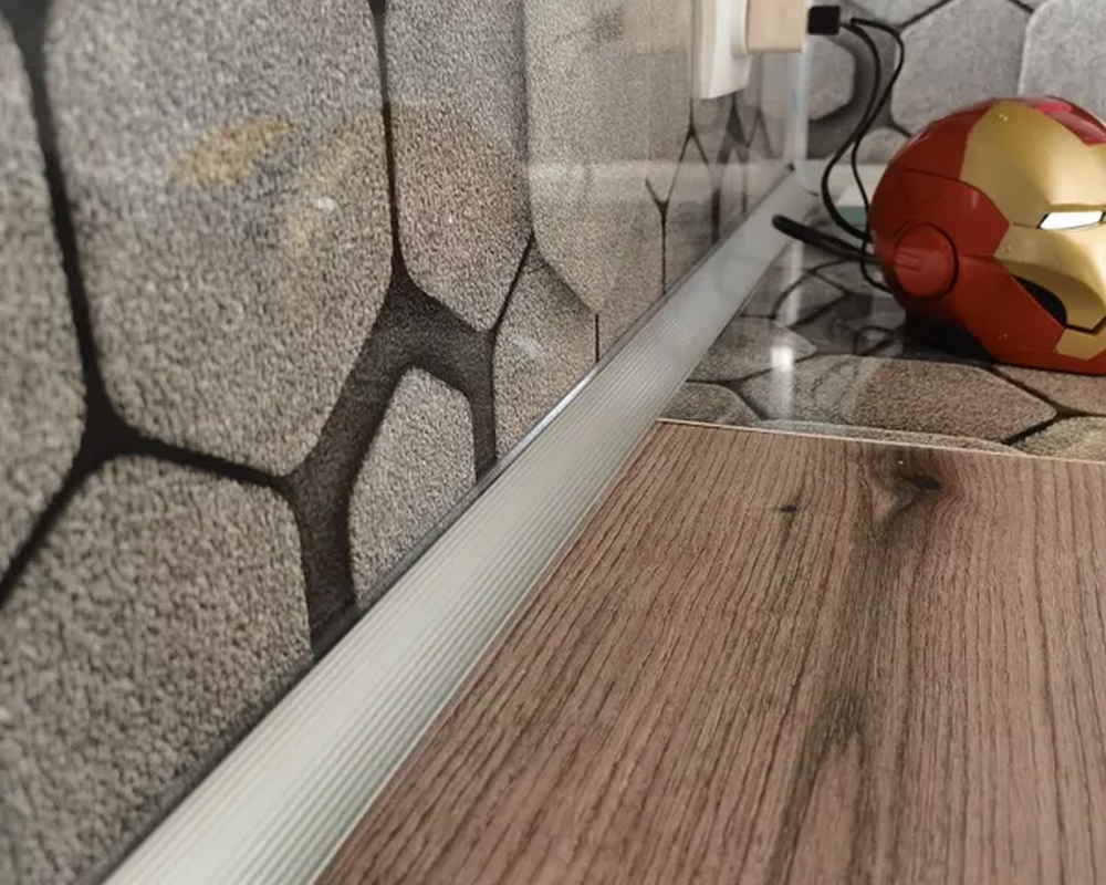 Плинтус для столешниц вогнутый рифленый ПВХ 25*25мм 3,05м. Серебро