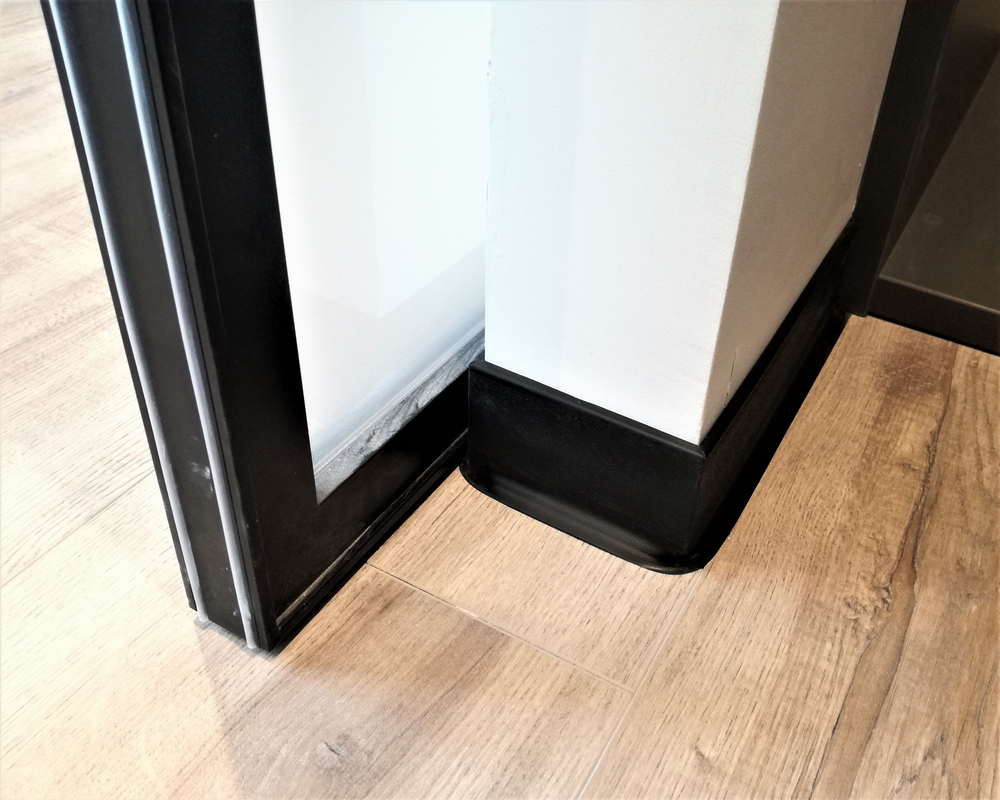 Плинтус ХДФ Dollken S100 100 мм х 2,575м 1001 Чёрный