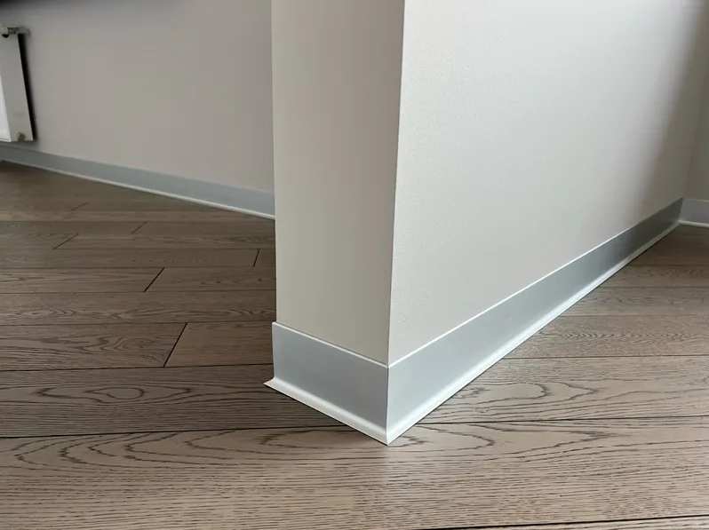 Алюминиевый плинтус AKBD100-MS 2,5м Серебро матовое