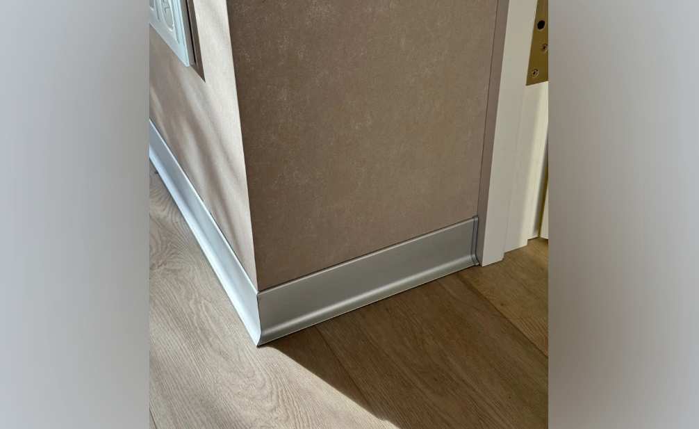 Плинтус алюминиевый Пл 80.2500.01лк Серебро