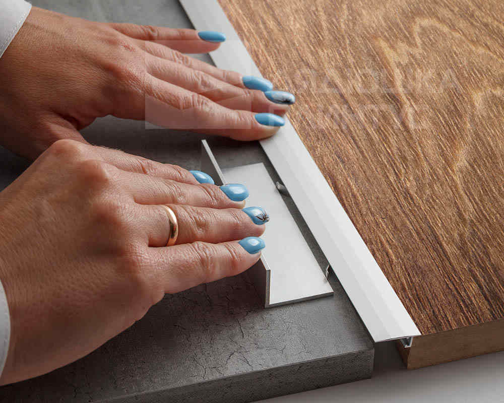 Профиль НЕПЛИНТУС UL20X6-03 20х6х2000мм Черный