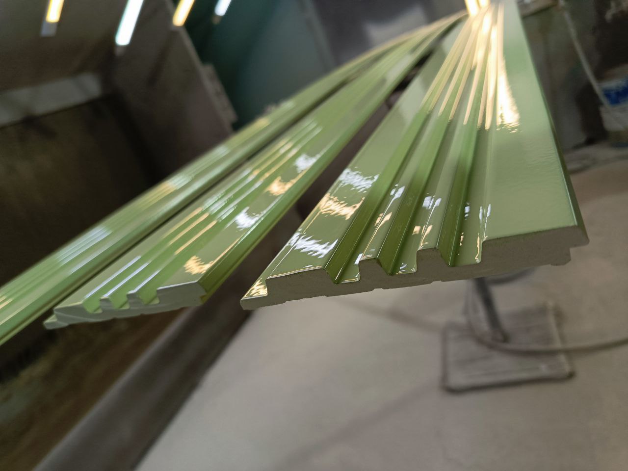 Стеновая панель HI WOOD белая. LV121 NP HI WOOD 120,0мм х 12,0мм х 2,7м. Окраска включена в стоимость