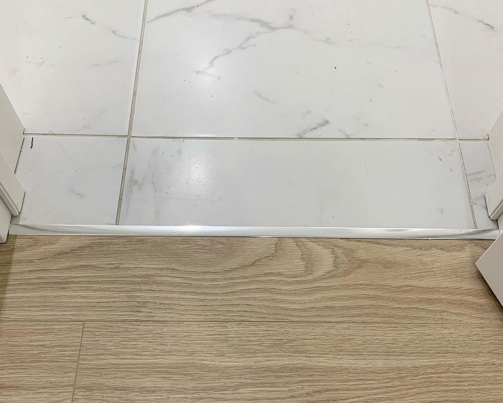 PV101-03 Профиль T-образный плоский BS Серебро блестящее 10мм х 2.7м