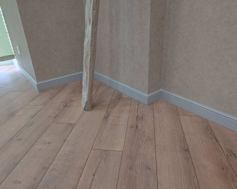 Плинтус ПОЛИСТИРОЛ HI WOOD B80C 80мм х 11мм х 2,0м. Окраска включена в стоимость