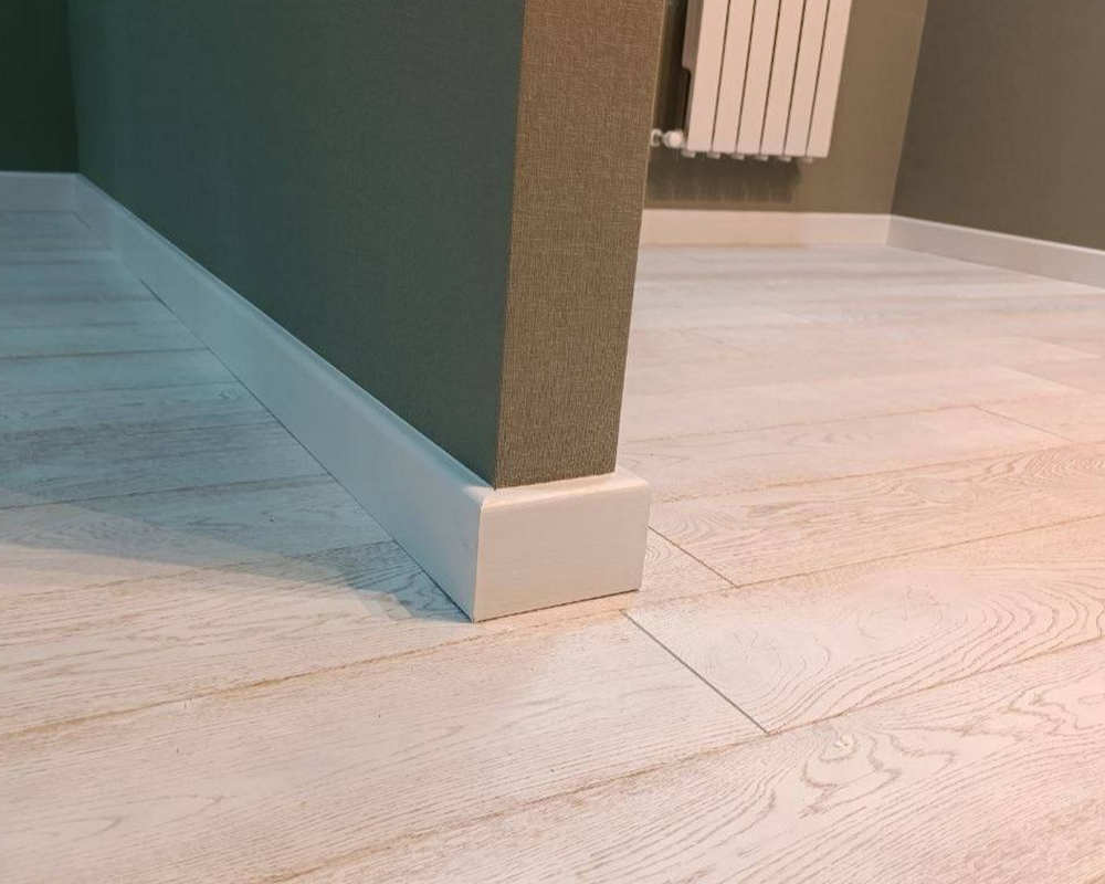 Плинтус МДФ Волшебная палочка 81402 81мм 2,4м. Окрашенная. NCS 0500N