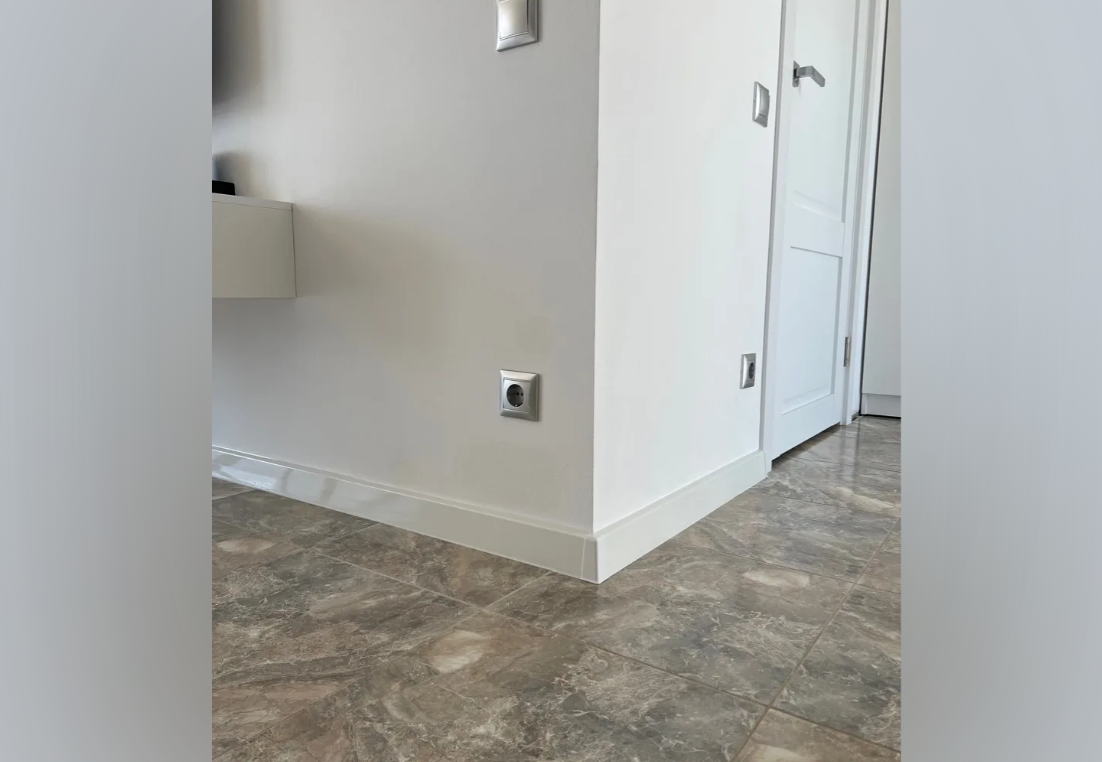 Плинтус ПВХ со съемной панелью Идеал Деконика 85 мм 418 Дуб жемчужный