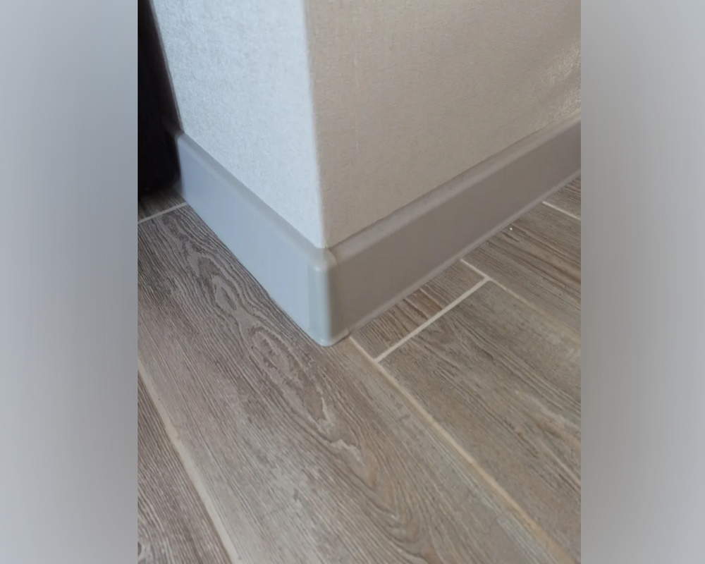 Плинтус ПВХ Salag Lima 72мм 2,5м. Белый гумпи