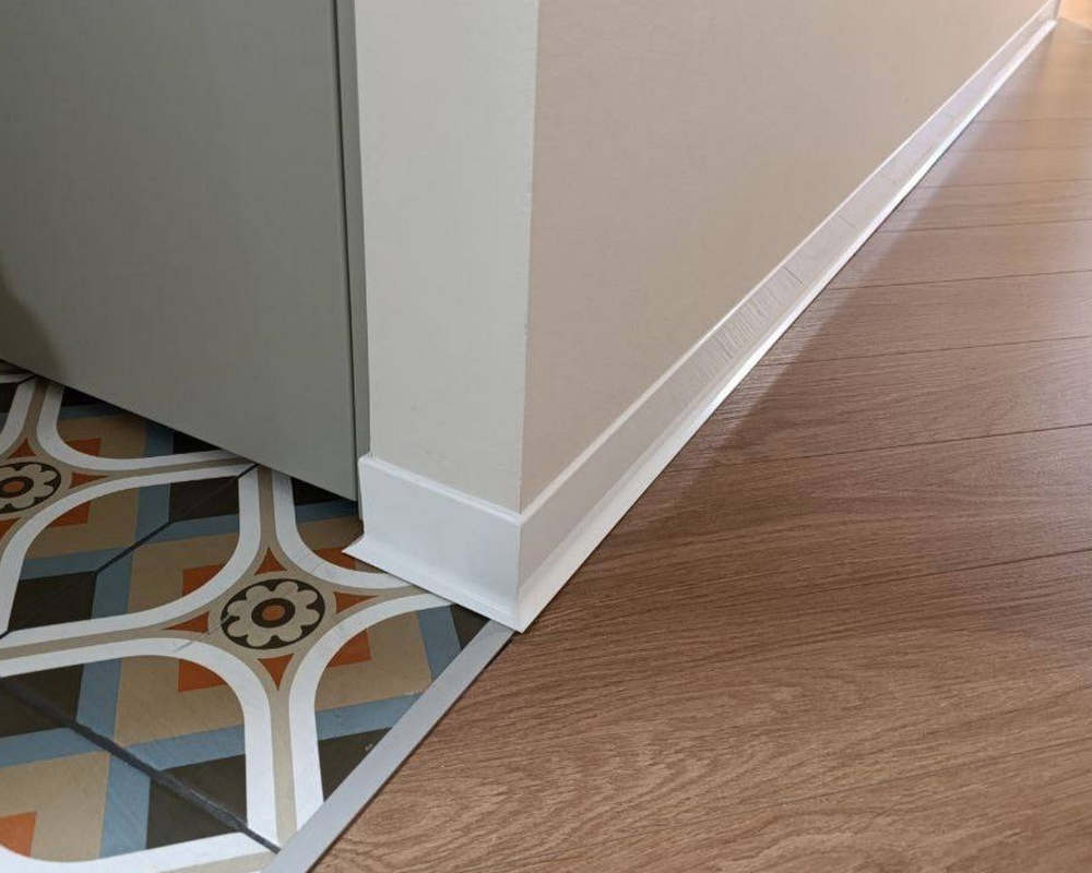 Алюминиевый плинтус AKBD100-SW 2,5м Муар белый