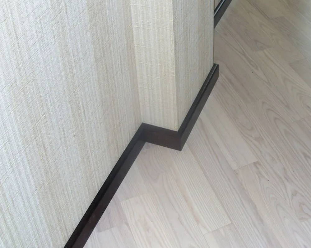 Плинтус из полистирола высокой плотности Волшебная Палочка. Окрашенная. 80мм 2м. RAL 9005