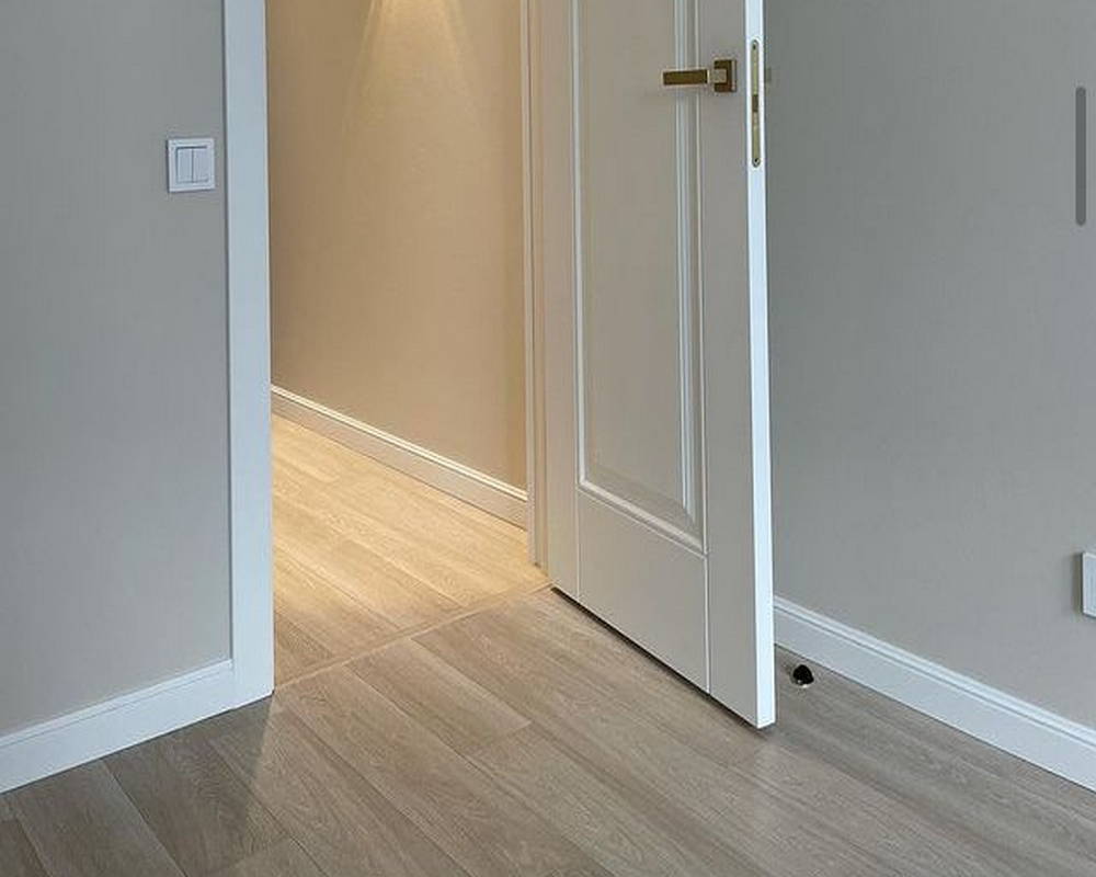 Плинтус ПОЛИСТИРОЛ HI WOOD W009R 100мм х 25мм х 2,0м. Окраска включена в стоимость