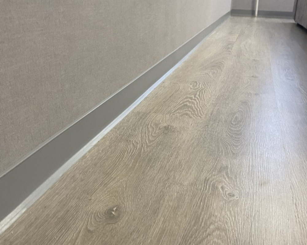 Плинтус ХДФ Dollken S100 100 мм х 2,575м 1202 Светло-серый