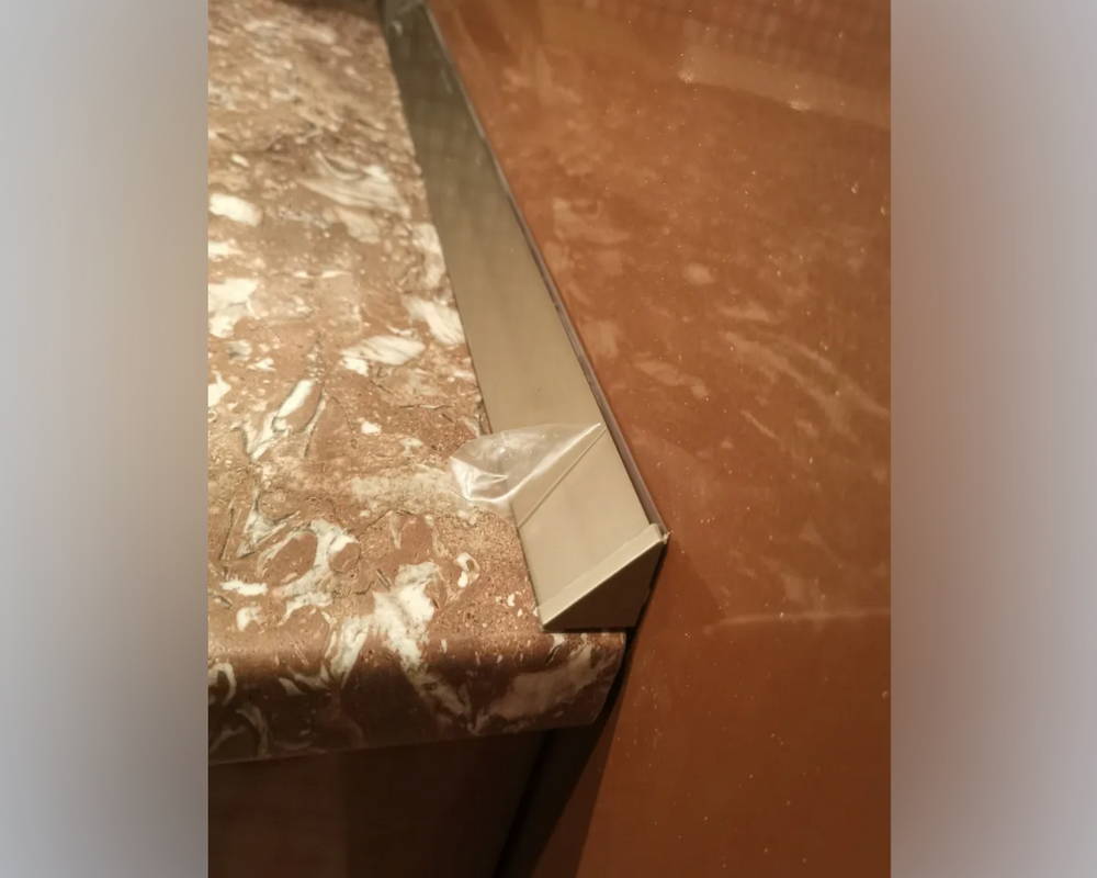 Плинтус для столешниц вогнутый Алюминий Волшебная палочка 30*30 3,05м Бронза