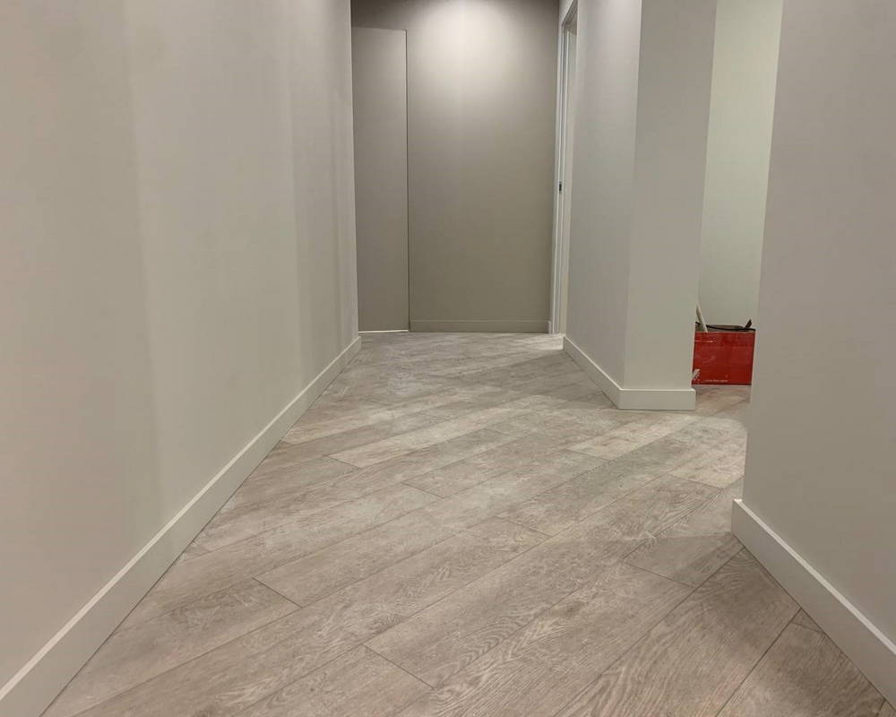 Плинтус из полистирола высокой плотности Волшебная Палочка. Окрашенная. 80мм 2м. NCS 1002-Y