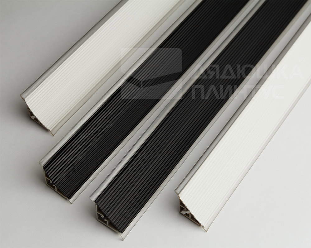 Плинтус для столешниц вогнутый рифленый ПВХ 25*25мм 3,05м. Серебро