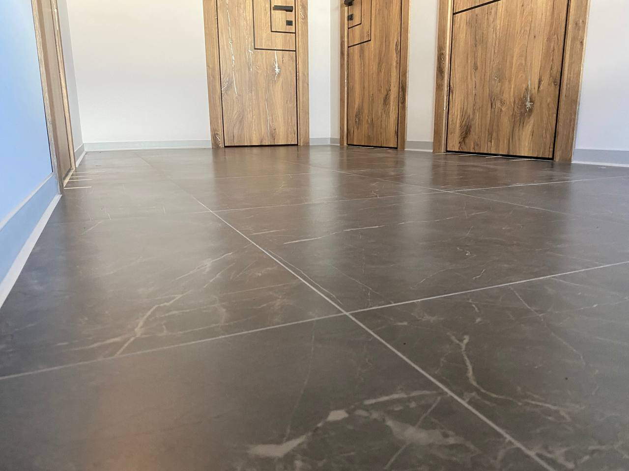 Плинтус ХДФ Dollken S100 100 мм х 2,575м 1248 Бело-серый