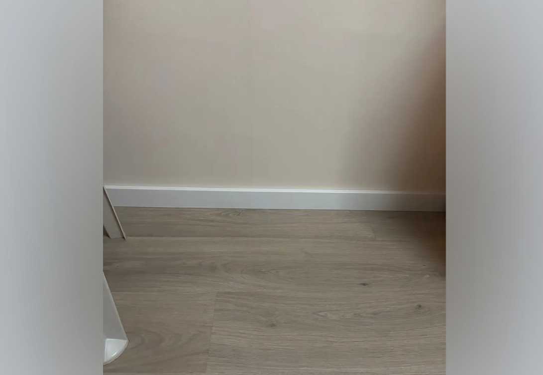 Плинтус МДФ Волшебная палочка 81402 81мм 2,4м.  Окрашенная. RAL 1013