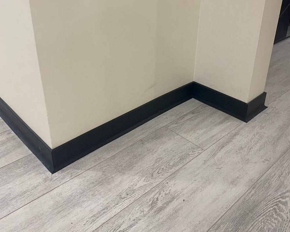 Плинтус ХДФ Dollken S60 60 мм х 2,575м 1001 Чёрный