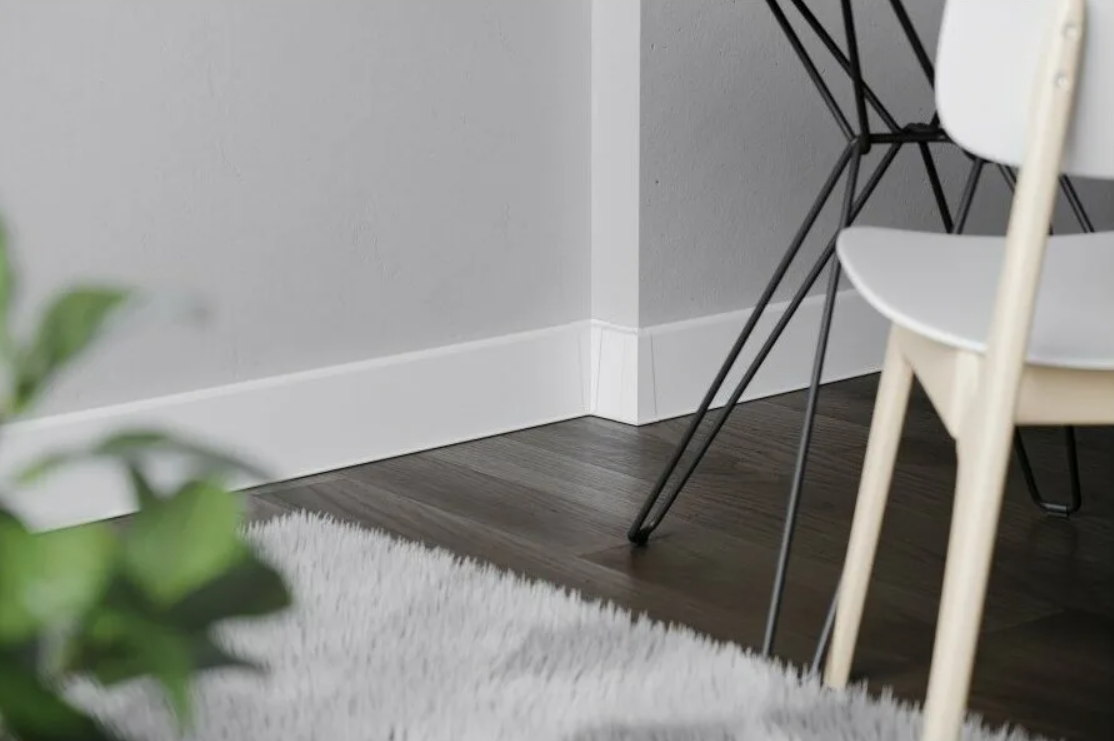 Плинтус со съемной панелью ПВХ Деконика ИДЕАЛ 55мм 2,2м. 001 Белый