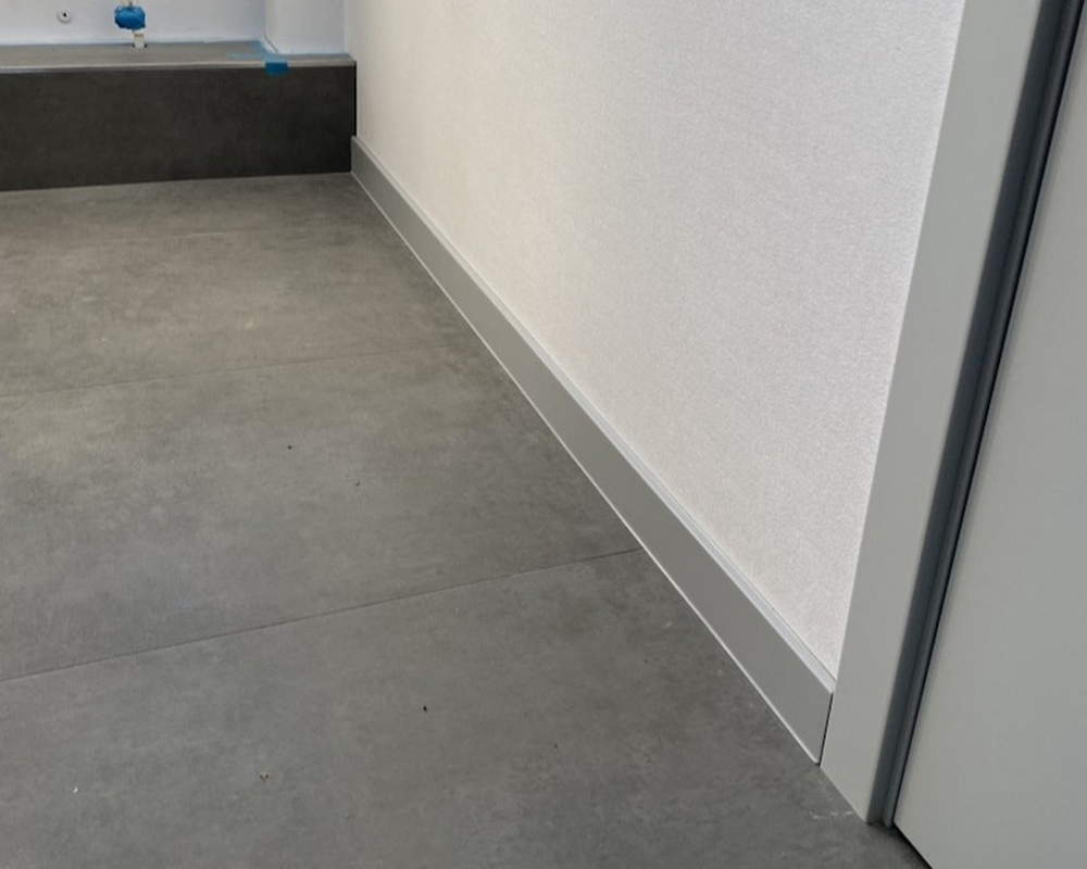 Плинтус ХДФ Dollken Cubu Flex Life 80мм х 2,5 м 1012 Светло-серый