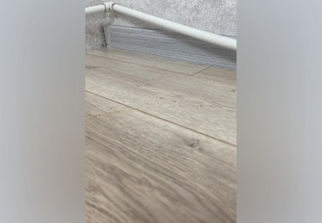 Плинтус ПВХ со съемной панелью Идеал Деконика 85 мм 418 Дуб жемчужный