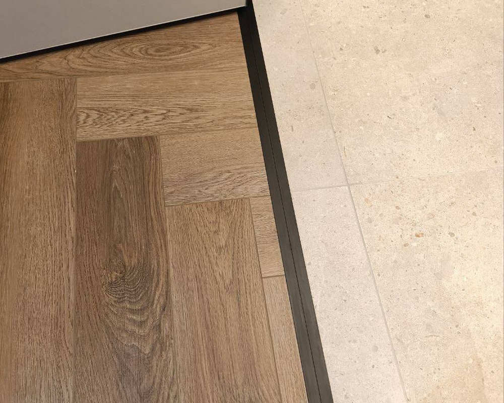 Микроплинтус AL16X5-03 16х6х2000мм Чёрный