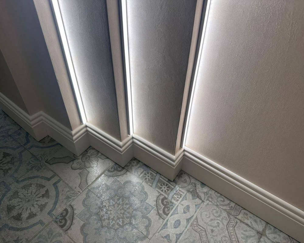 Плинтус из полистирола высокой плотности HI WOOD B80C 80мм х 11мм х 2,0м.