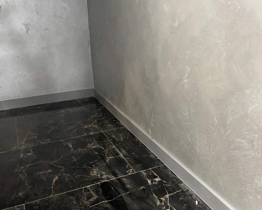 Плинтус ХДФ Dollken Cubu Flex Life 80мм х 2,5 м 1012 Светло-серый