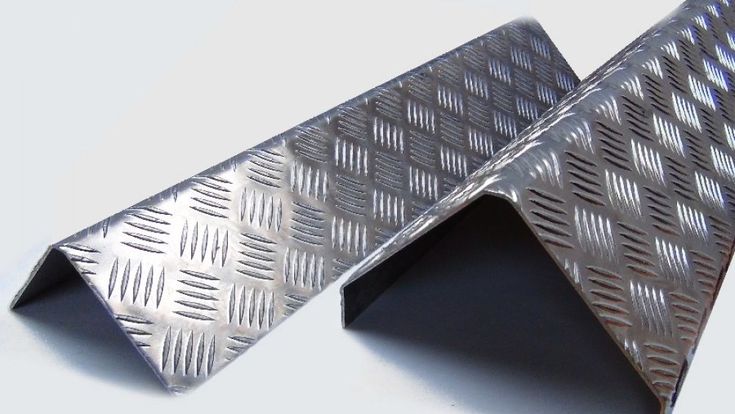 Угол рифлёный алюминиевый Укв 04.2000.500 40х40 мм