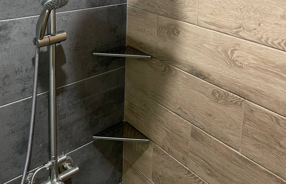 Полка для душа нержавеющая сталь "Дядюшка Плинтус" 50*160*270. RAL 9018