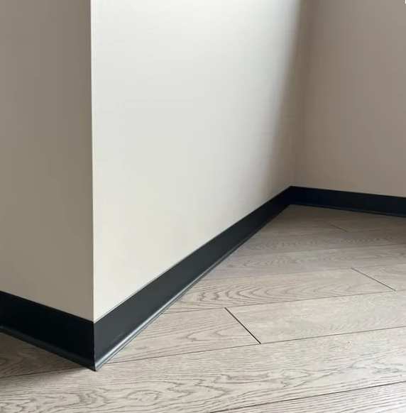 Плинтус алюминиевый Волшебная палочка 40 мм 3,0 м Чёрный матовый