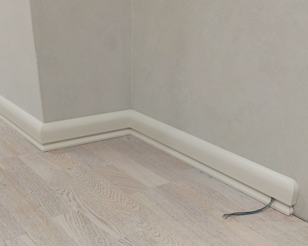 Плинтус из полистирола высокой плотности HI WOOD под подсветку LB99 99,0мм х 16,5мм х 2,0м.