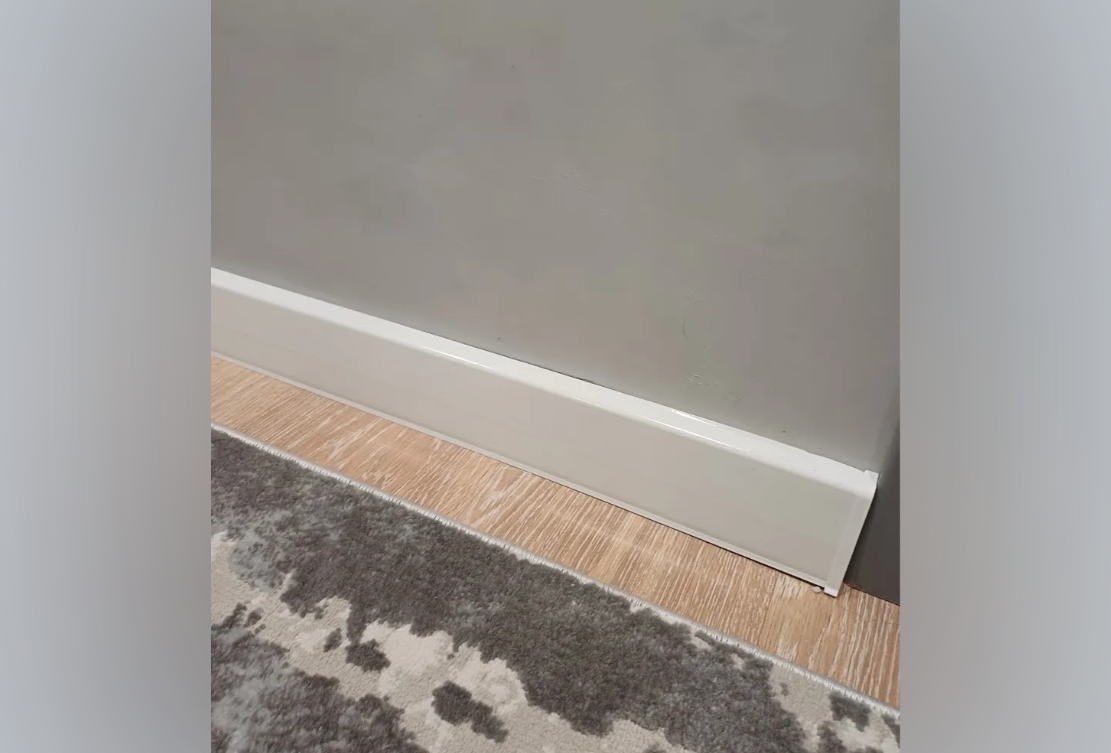 Плинтус ПВХ со съемной панелью Идеал Деконика 85 мм 418 Дуб жемчужный