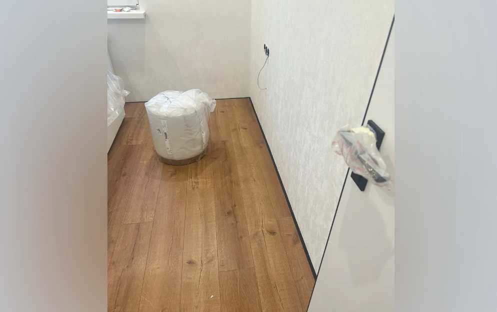 Микроплинтус AL16X5-03 16х6х2000мм Чёрный Анод