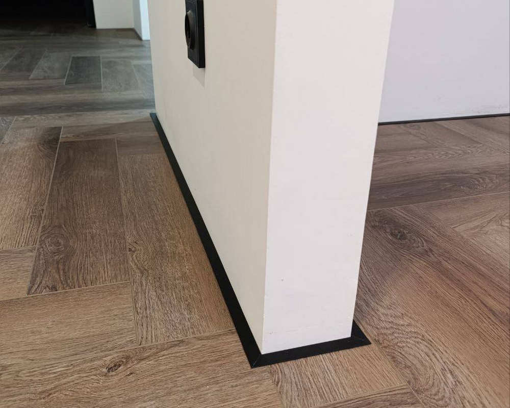 Микроплинтус AL16X5-03 16х6х1900мм Чёрный