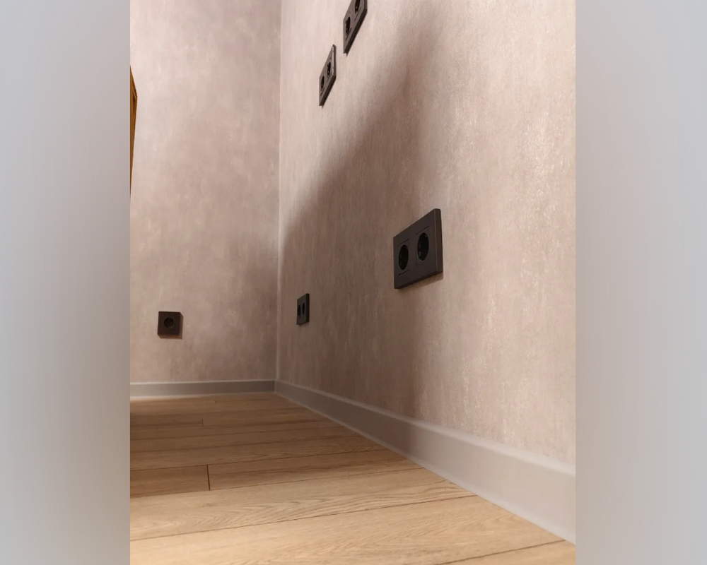 Плинтус ПВХ со съемной панелью Идеал Деконика 85 мм 002 Светло-серый