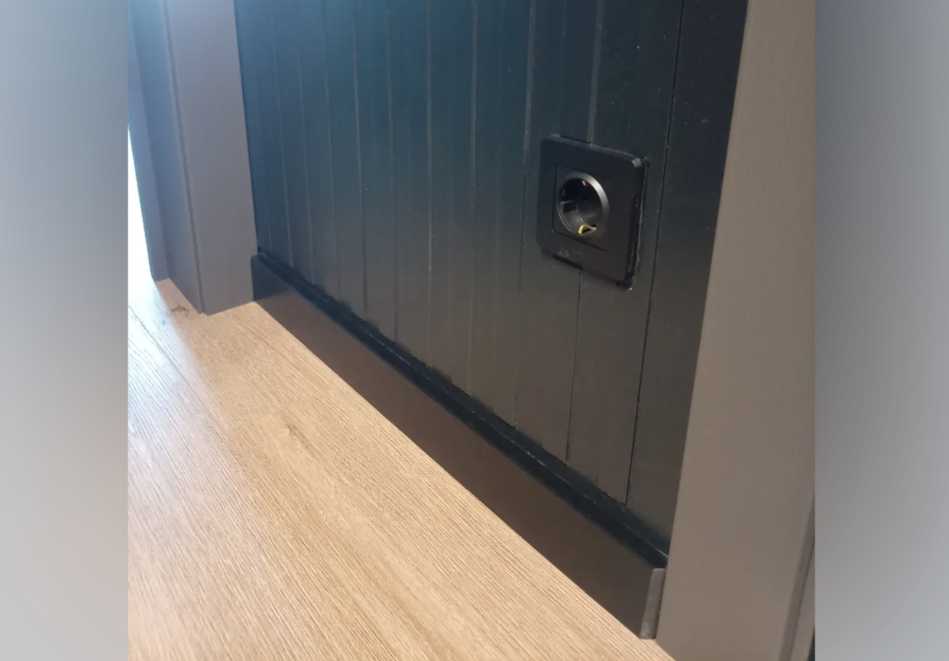 Плинтус МДФ Волшебная палочка. Гарден 211 Черный