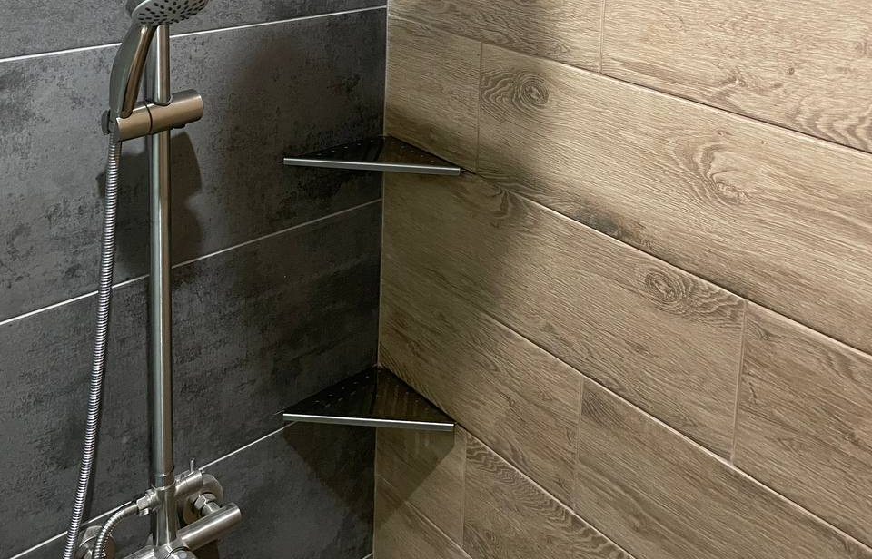 Полка для душа нержавеющая сталь "Дядюшка Плинтус" 50*160*270. RAL 7033