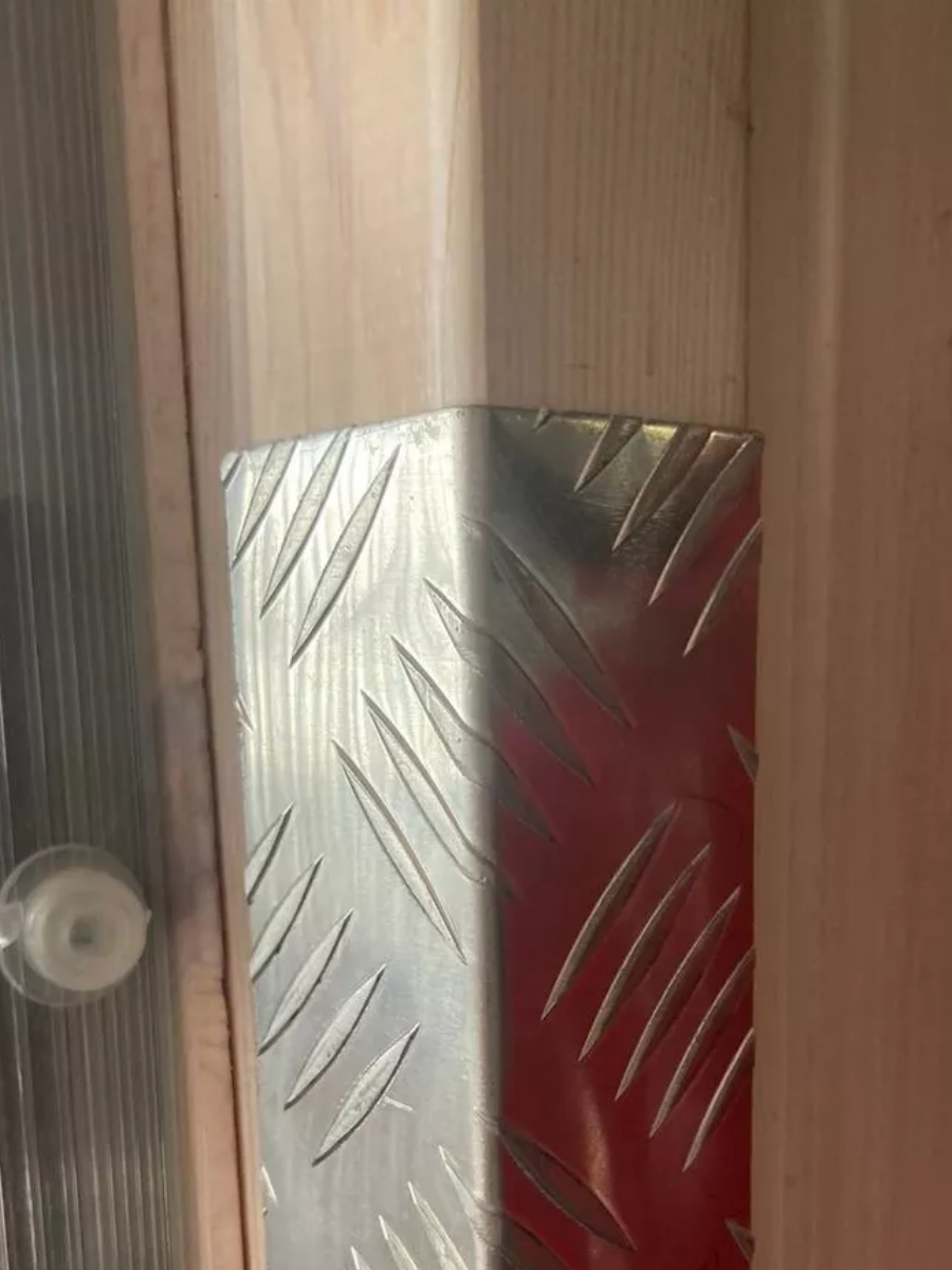 Угол рифлёный алюминиевый Укв 01.2000.500 40х20 мм