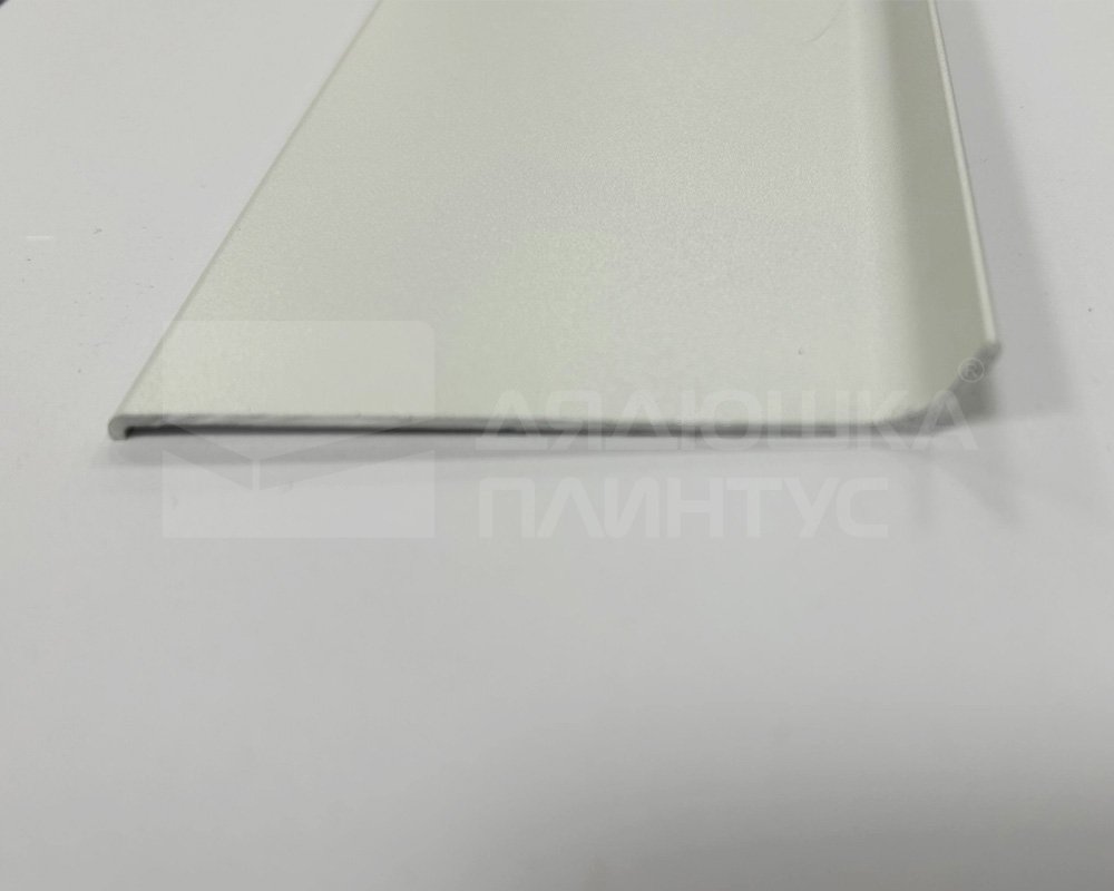 Алюминиевый плинтус AKBD60-SW 2,5м Муар белый