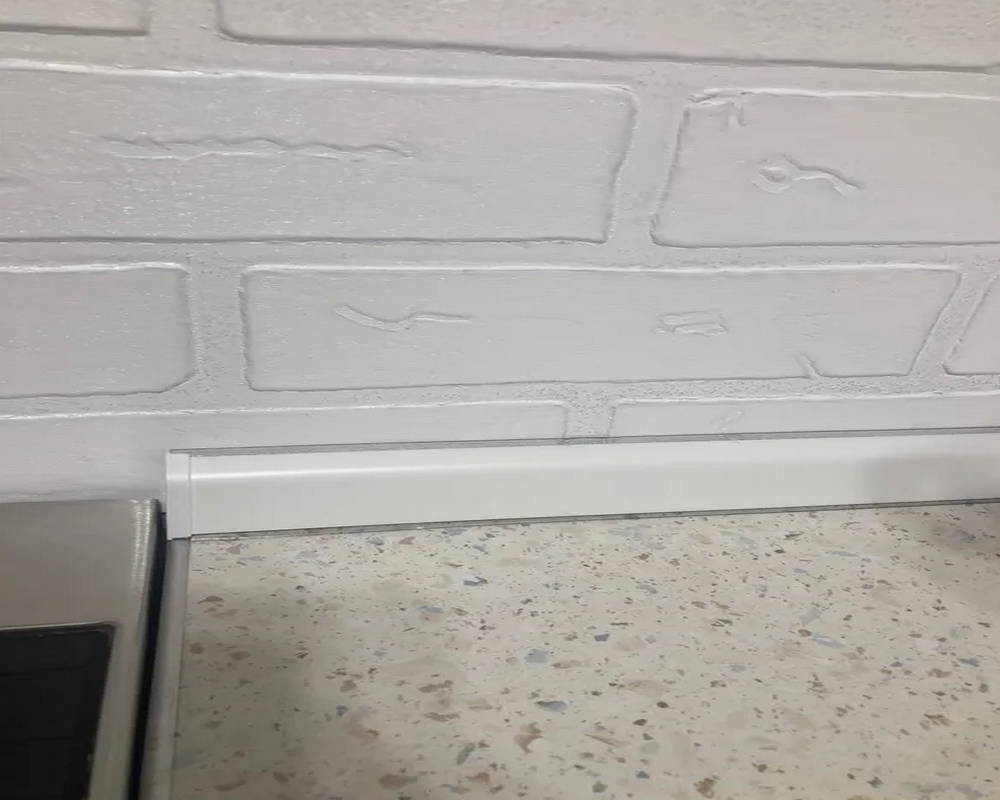 Плинтус для столешниц прямоугольный ПВХ Волшебная палочка 25*12мм 3м 2424 Мрамор серый