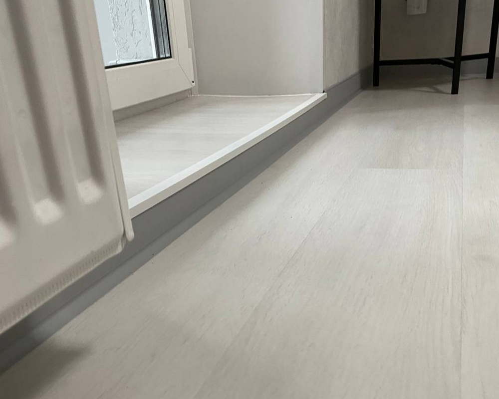 Плинтус ХДФ Dollken S60 60 мм х 2,575м 1202 Светло-серый