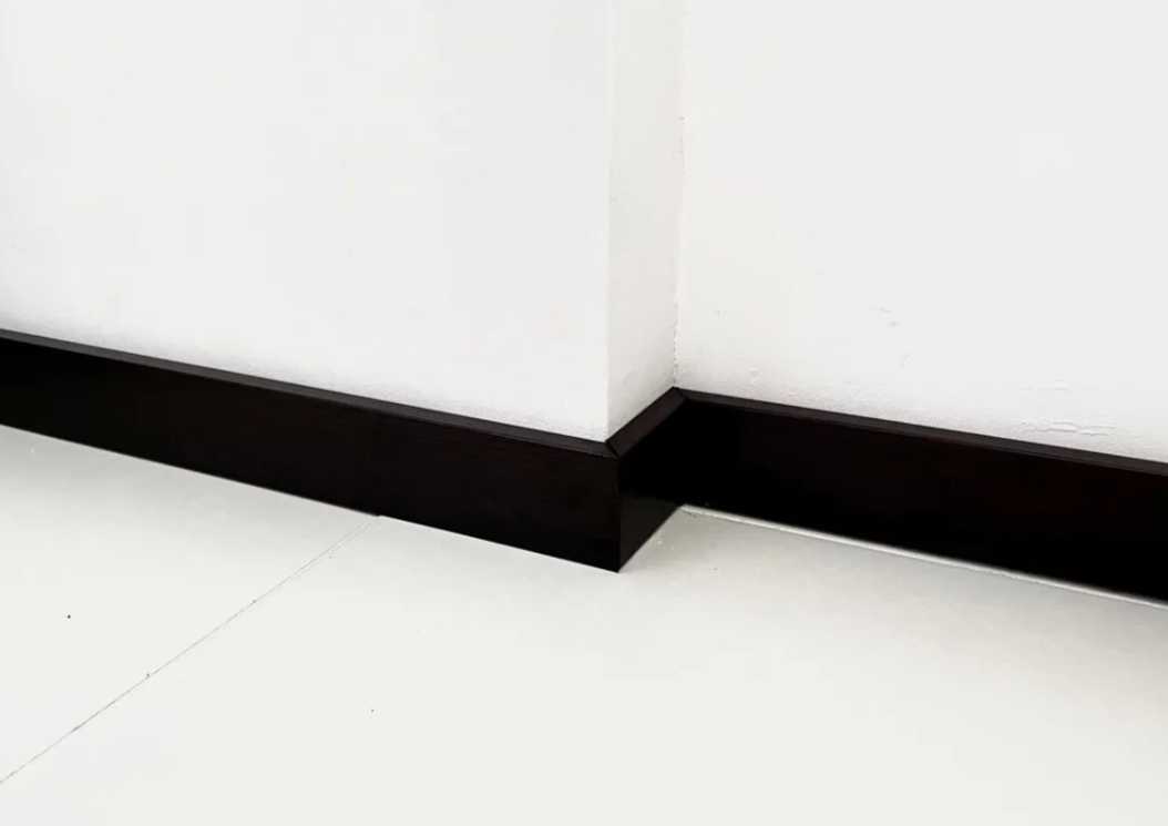 Плинтус МДФ Волшебная палочка 81402 81мм 2,4м.  Окрашенная. RAL 9005