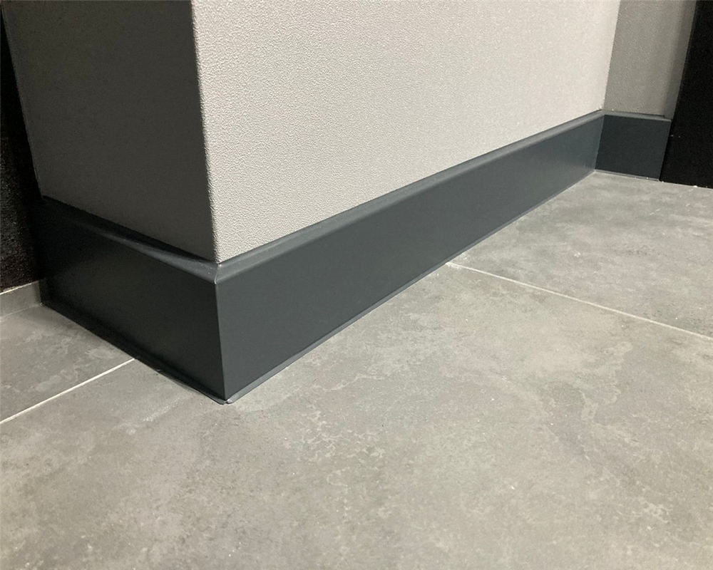 Плинтус ХДФ Dollken Cubu Flex Life 80мм х 2,5 м 1209 Антрацит RAL 7016