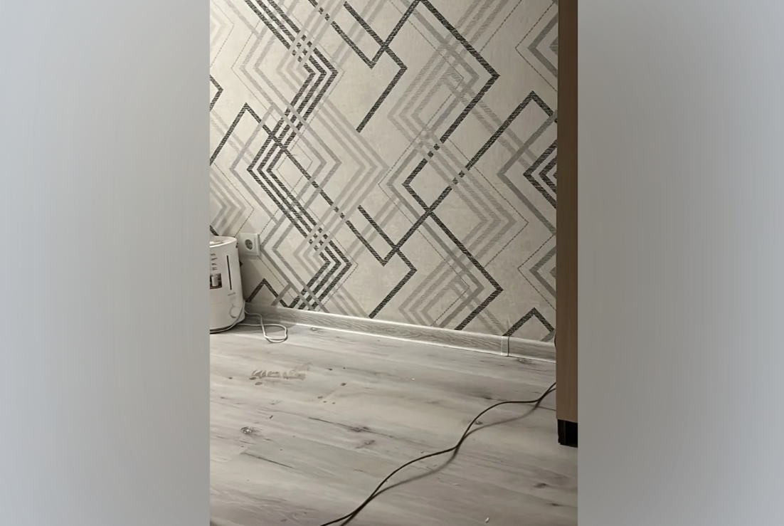 Плинтус ПВХ Идеал Классик 70мм 2,2м 253 Ясень серый