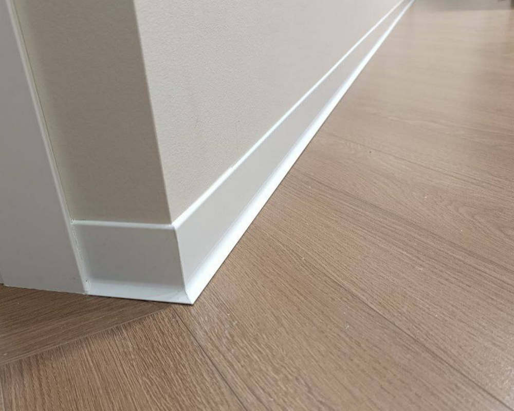 Алюминиевый плинтус AKBD80-SW 2,5м Муар белый
