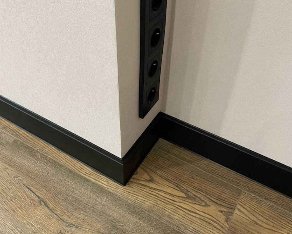 Плинтус ХДФ Dollken Cubu Flex Life 80мм х 2,5 м 0110 Черный