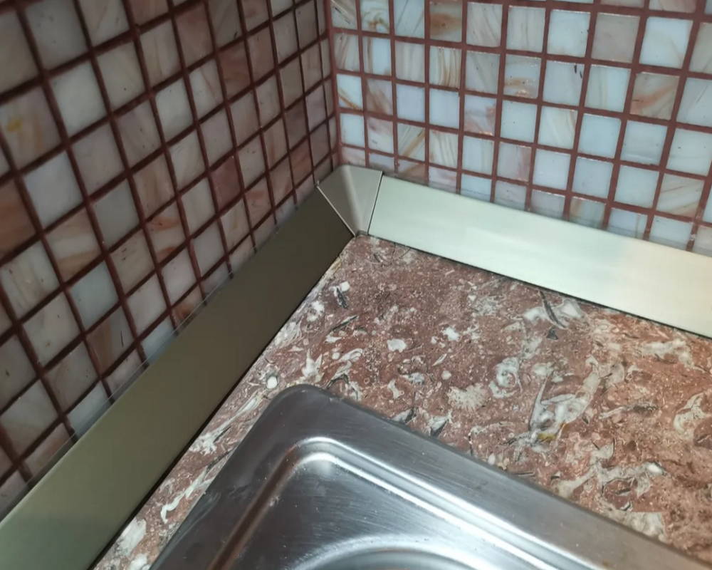 Плинтус для столешниц вогнутый Алюминий Волшебная палочка 30*30 3,05м Бронза