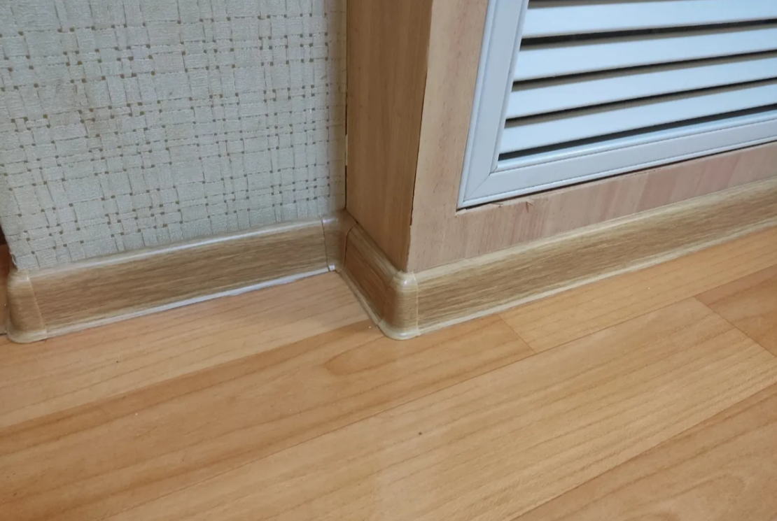 Плинтус ПВХ с кабель-каналом Рико Лео 165 Дуб коньячный