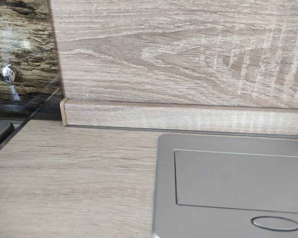 Плинтус для столешниц BL44 Дуб Гамильтон 37*24*3000 мм.