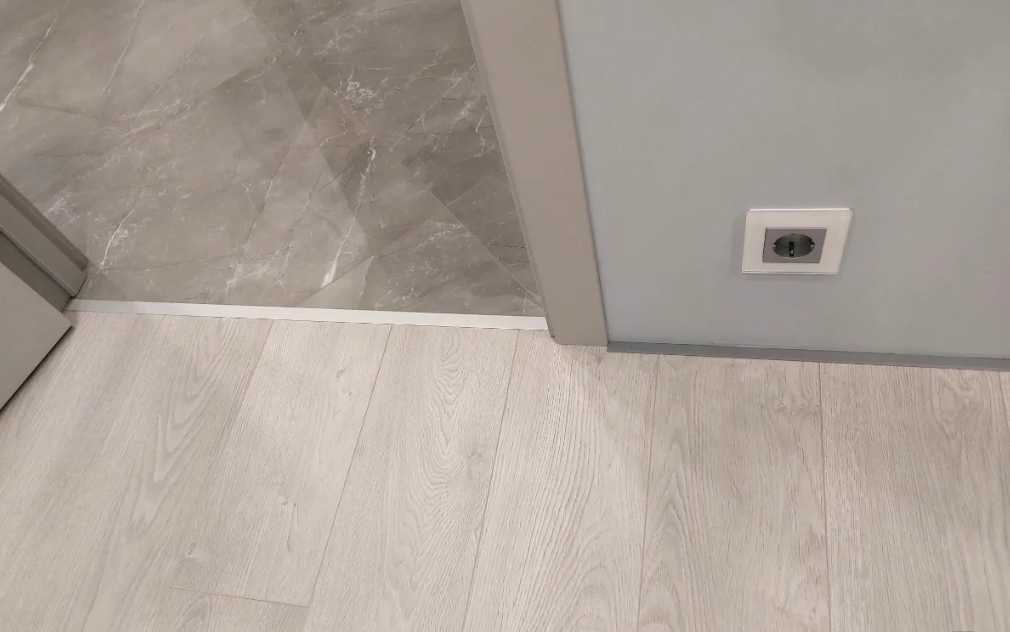 Микроплинтус MSAPL 01.2700.01L Анод серебро